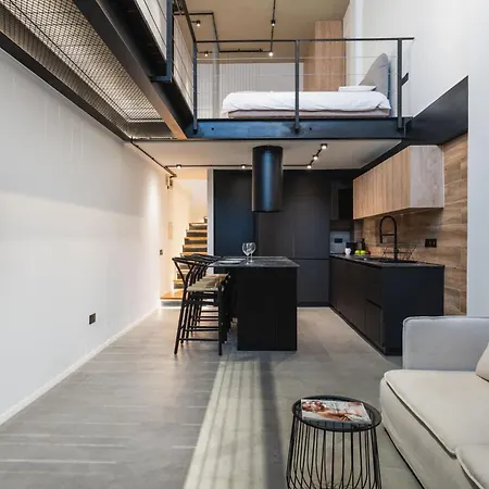 Luxury Loft With Balcony In דירה *