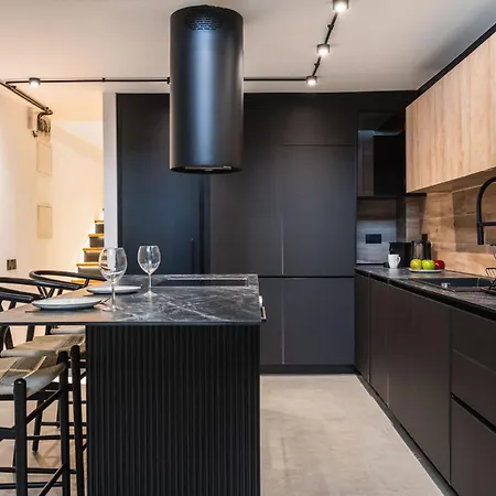 Luxury Loft With Balcony In דירה