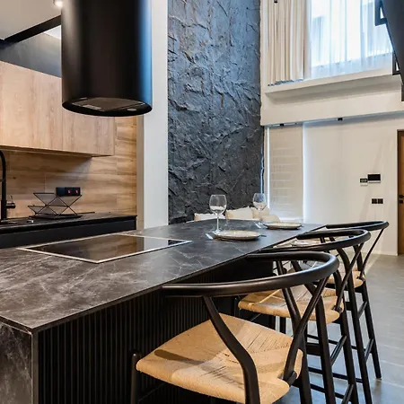 Luxury Loft With Balcony In דירה לימסול